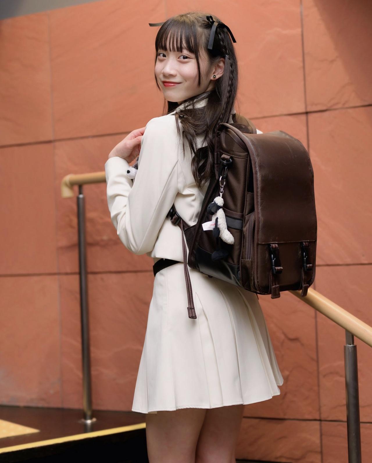 青衫背包客，笑语入云霄。