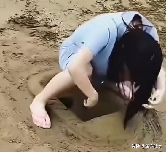 打油诗/沙雕趣事

不游泳来不堆沙，
岸边挖厕乐开花。
姑娘你是想干啥？
莫非沙