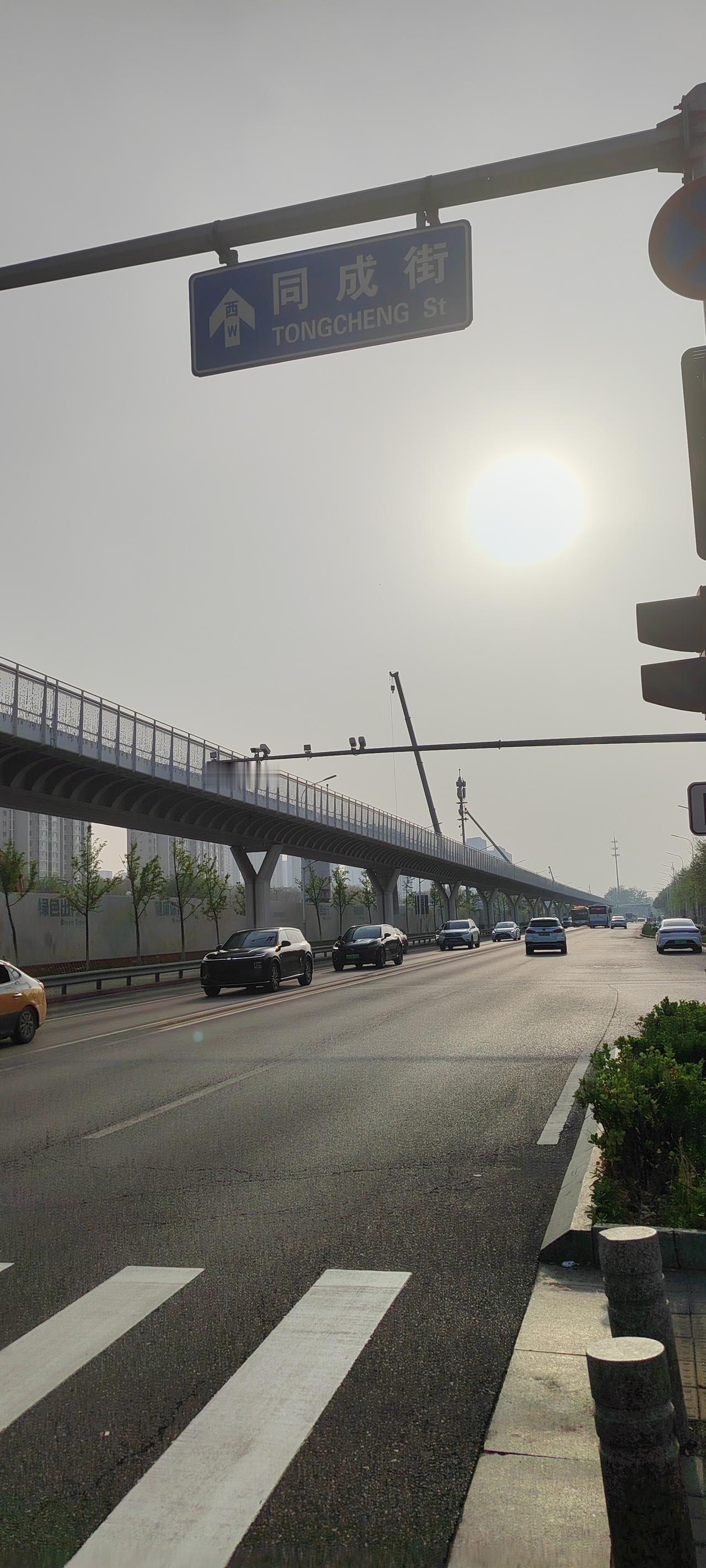 分享警句：世界是自己的，与他人毫无关系。

小故事：一位作家不在乎外界的评价，只