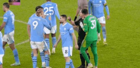 哈兰德足球 天生射手？哈兰德往地上摔瓶子，瓶子准确反弹进垃圾箱。曼城本周二在社交