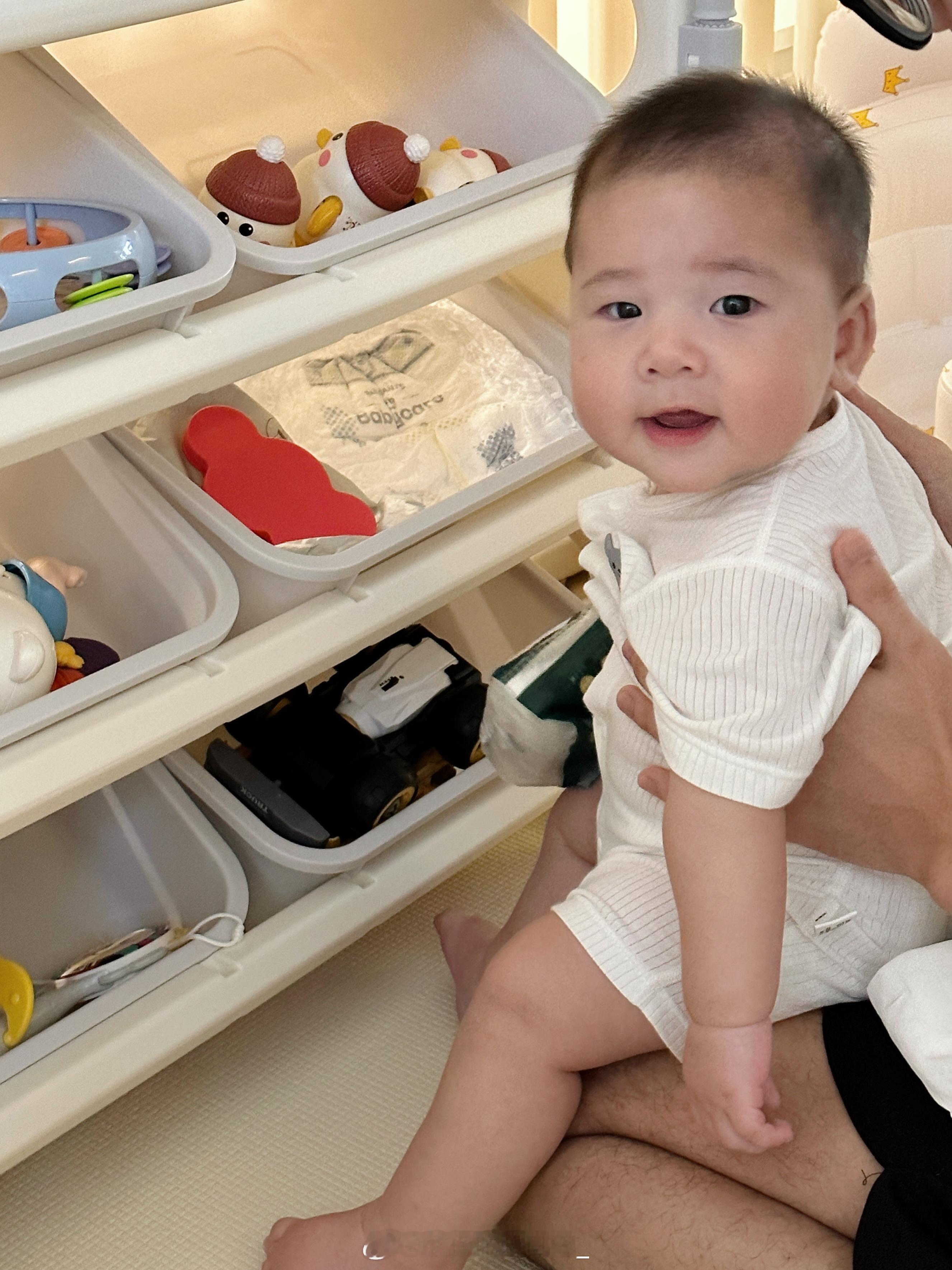 昨天去玩朋友的宝宝了👶好可爱的金毛babe白白胖胖的莲藕小手好少看到婴儿 不会