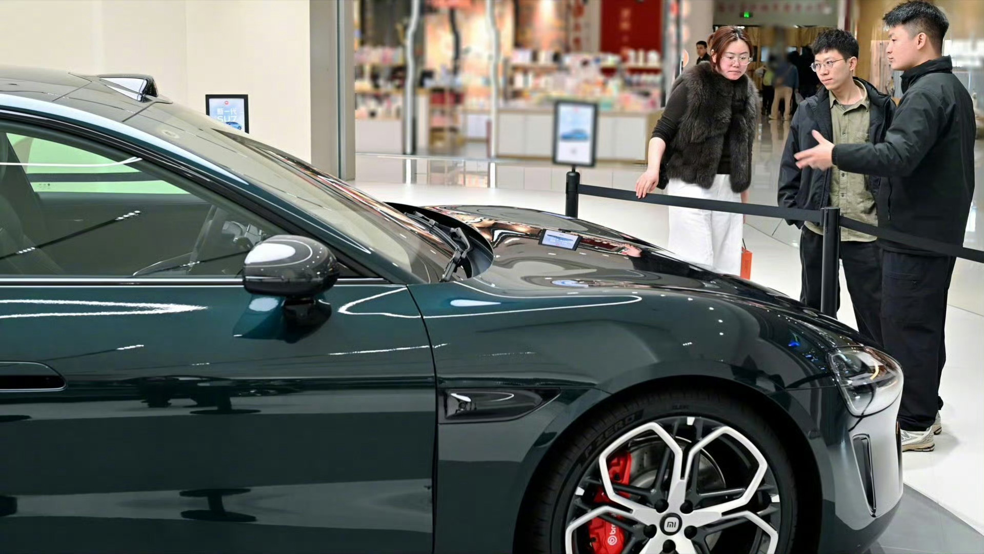 太高级的车漆了暗时是黑色，阳光明媚时是深沉的绿色这么高级的车漆，就小米愿意下放了