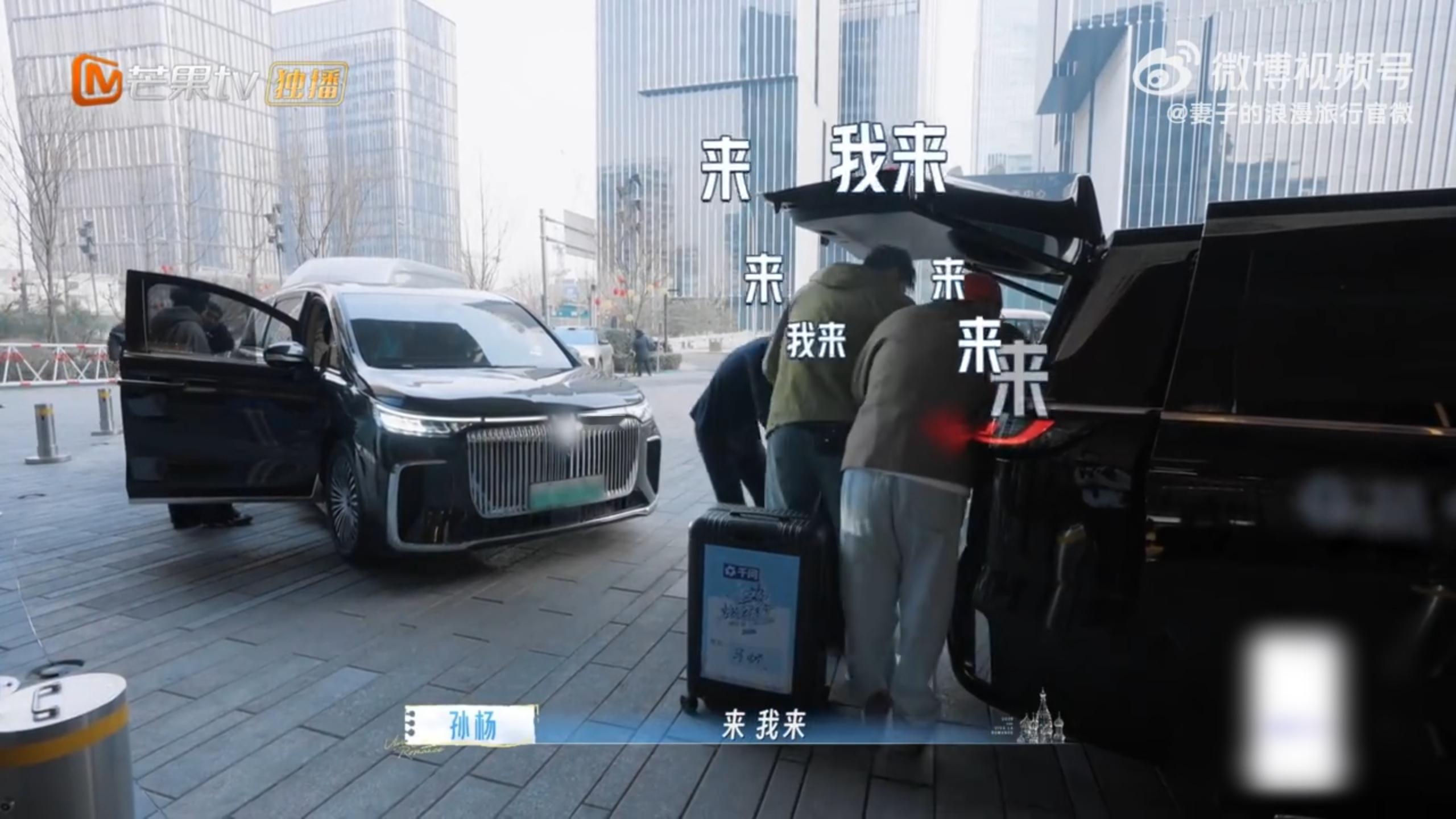 孙杨我来我来我来孙杨领队的安全感拉满 看孙杨在镜头外也在默默搬行李，才懂他的“我