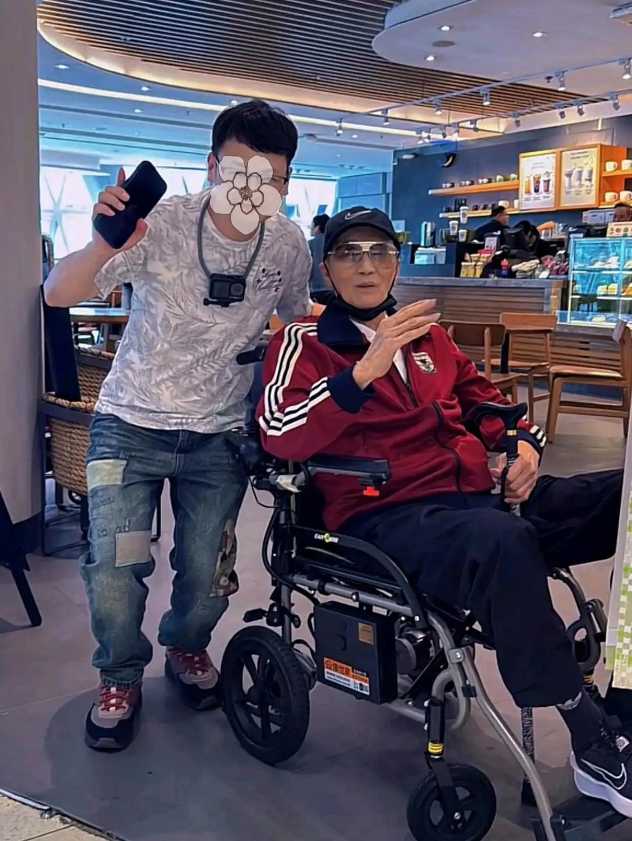 谢贤最后一次外出被网友偶遇，是在今年的4月底，当时四哥穿着红色运动服，被助理保姆