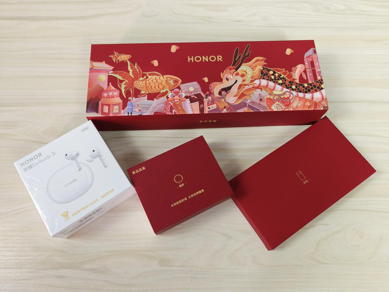 荣耀新年礼盒很有心意，假期出门戴耳机听歌旅途轻松，顺便戴上智能戒指，随时了解心率