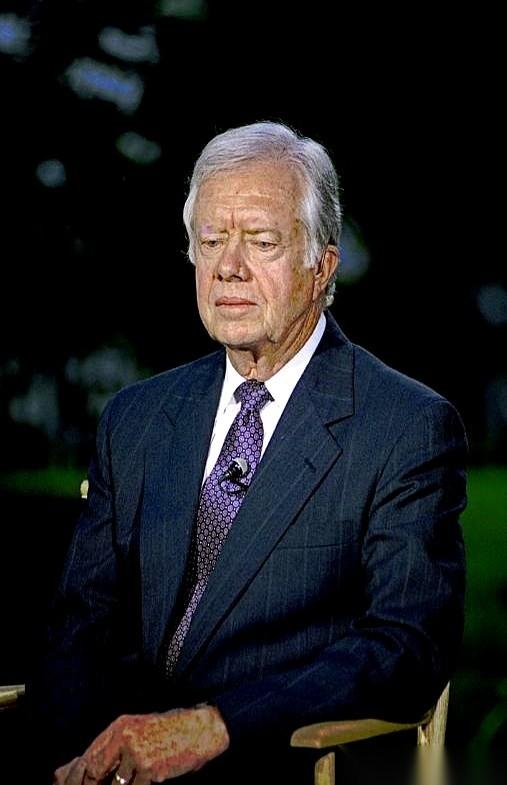 美国那么多总统，扒拉一遍，任上没发动过大规模战争的，竟然只有一个。
叫卡特。
另