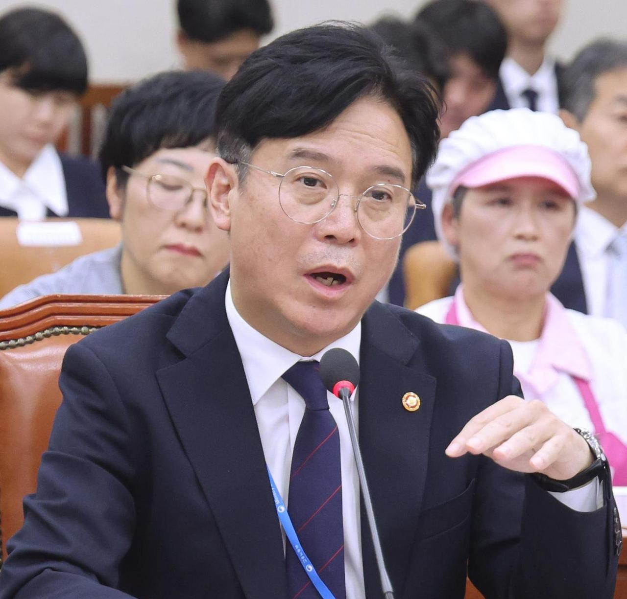 韩国媒体消息，韩国劳工部长金英勋明确表示不通过立法强制推行每周4.5天工作制，而