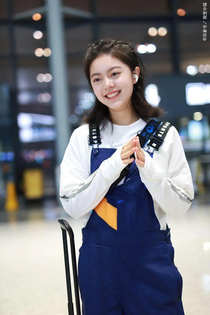 天然美的赵今麦，看起来感觉很舒服！清纯甜美可爱，笑容也非常治愈！给人一种元气满满