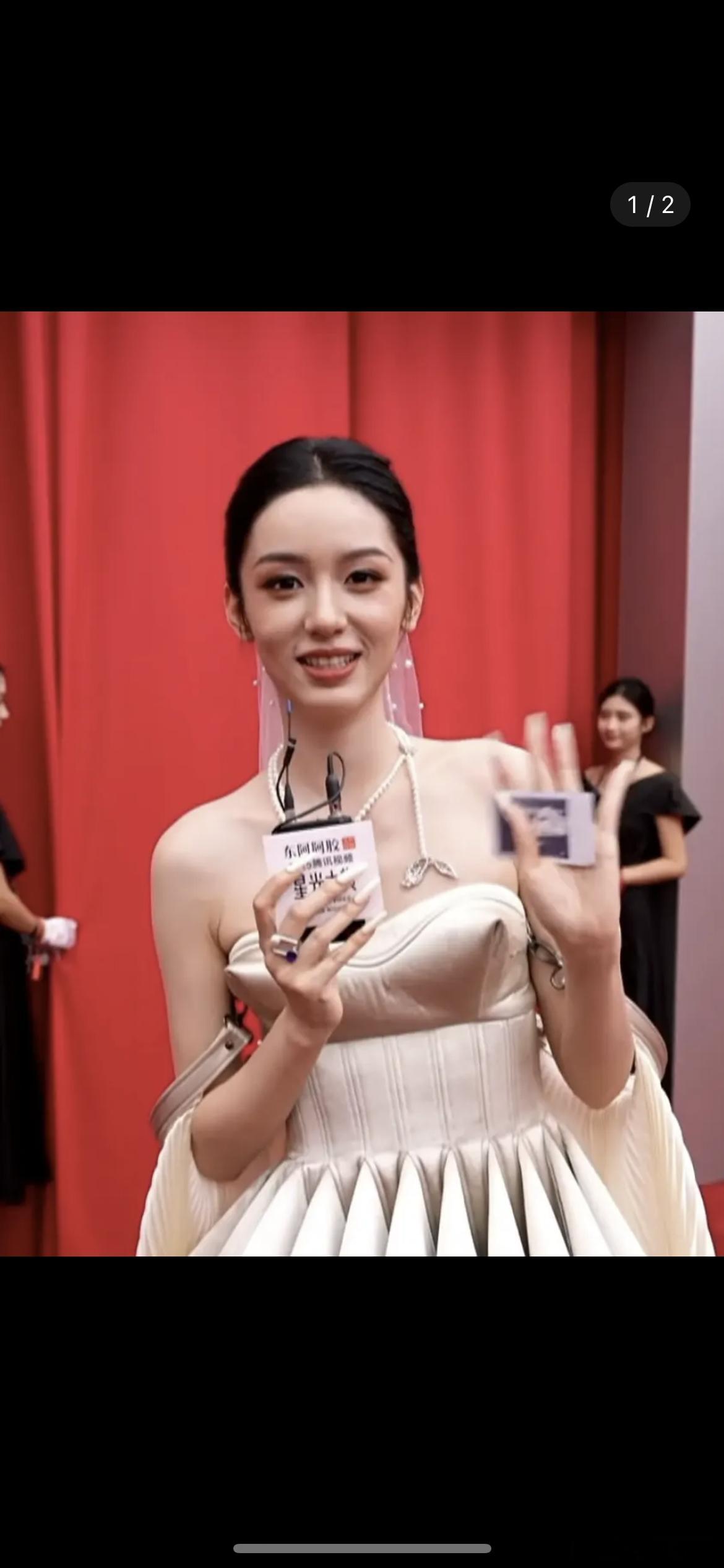 周也怎么变成这样了，法令纹如此明显 