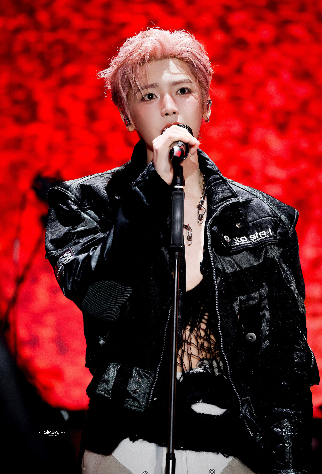 侯明昊眼里全是对出片的渴望小侯每次一出现都会帅我一大跳，毫不费力就迷到一大片！！