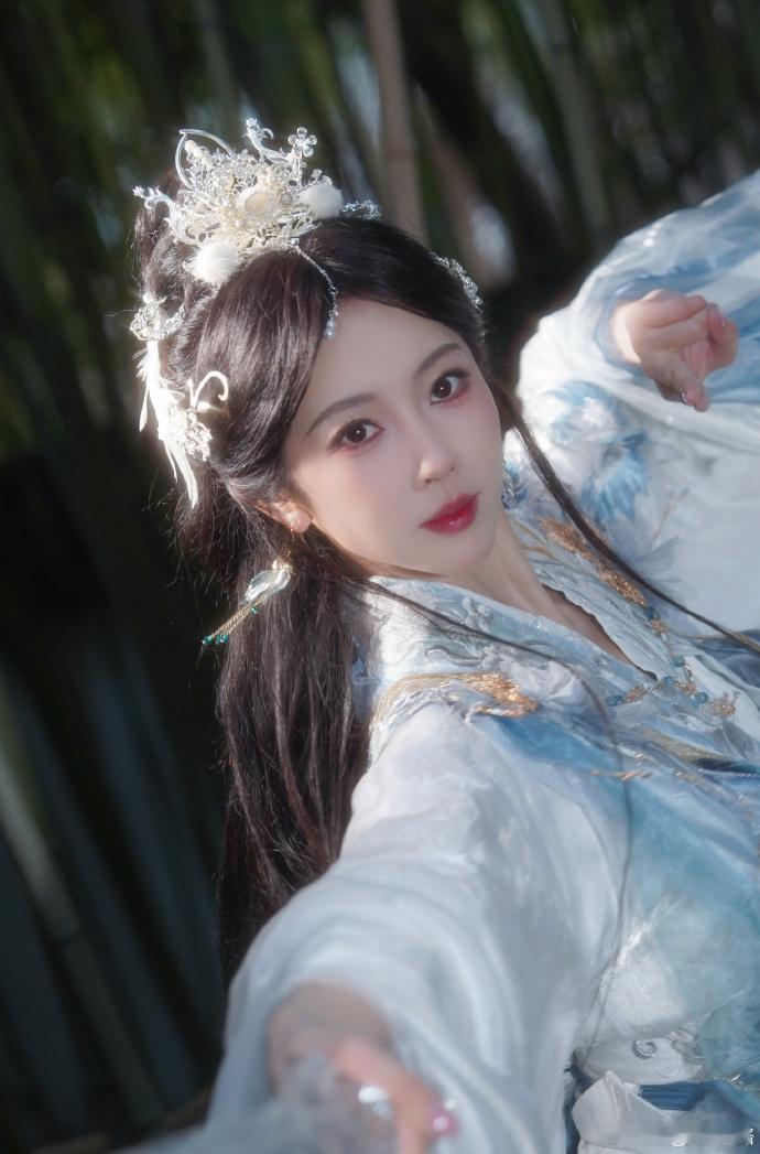 宣璐我那清冷师尊宣璐短剧式文案气质清冷绝尘，一眼沦陷再也移不开目光。 