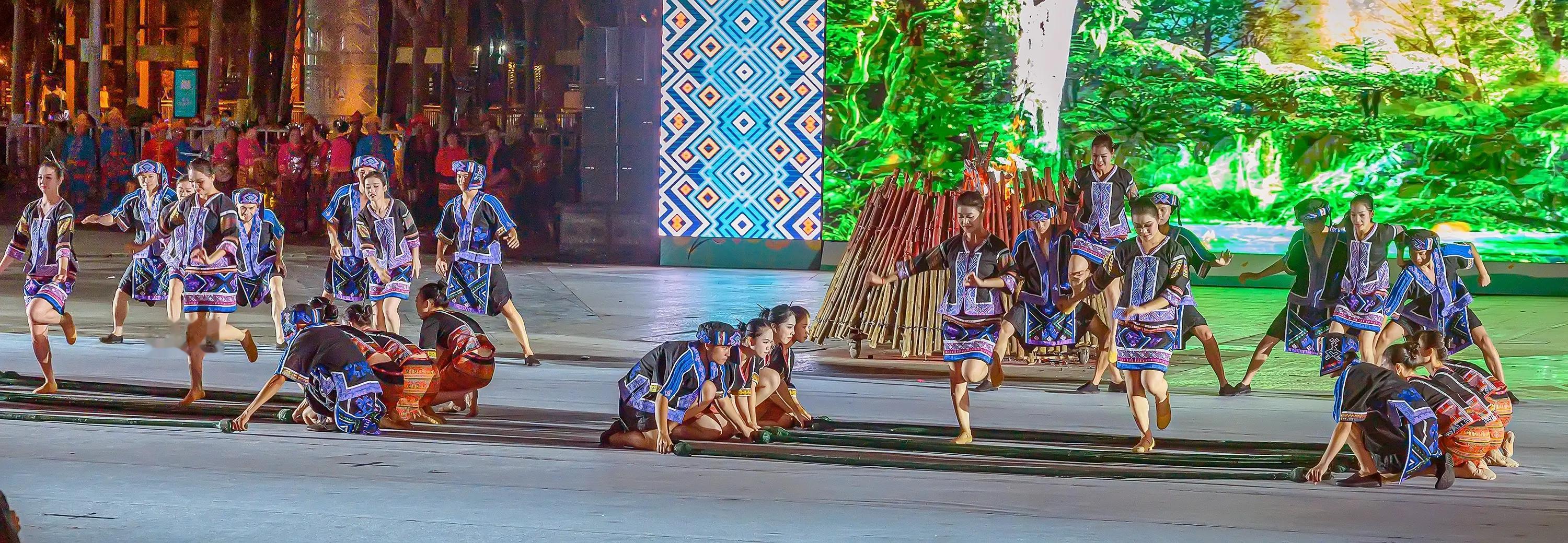 保亭三月三。2025年海南黎苗族传统节日“三月三”保亭分会场文艺演出。