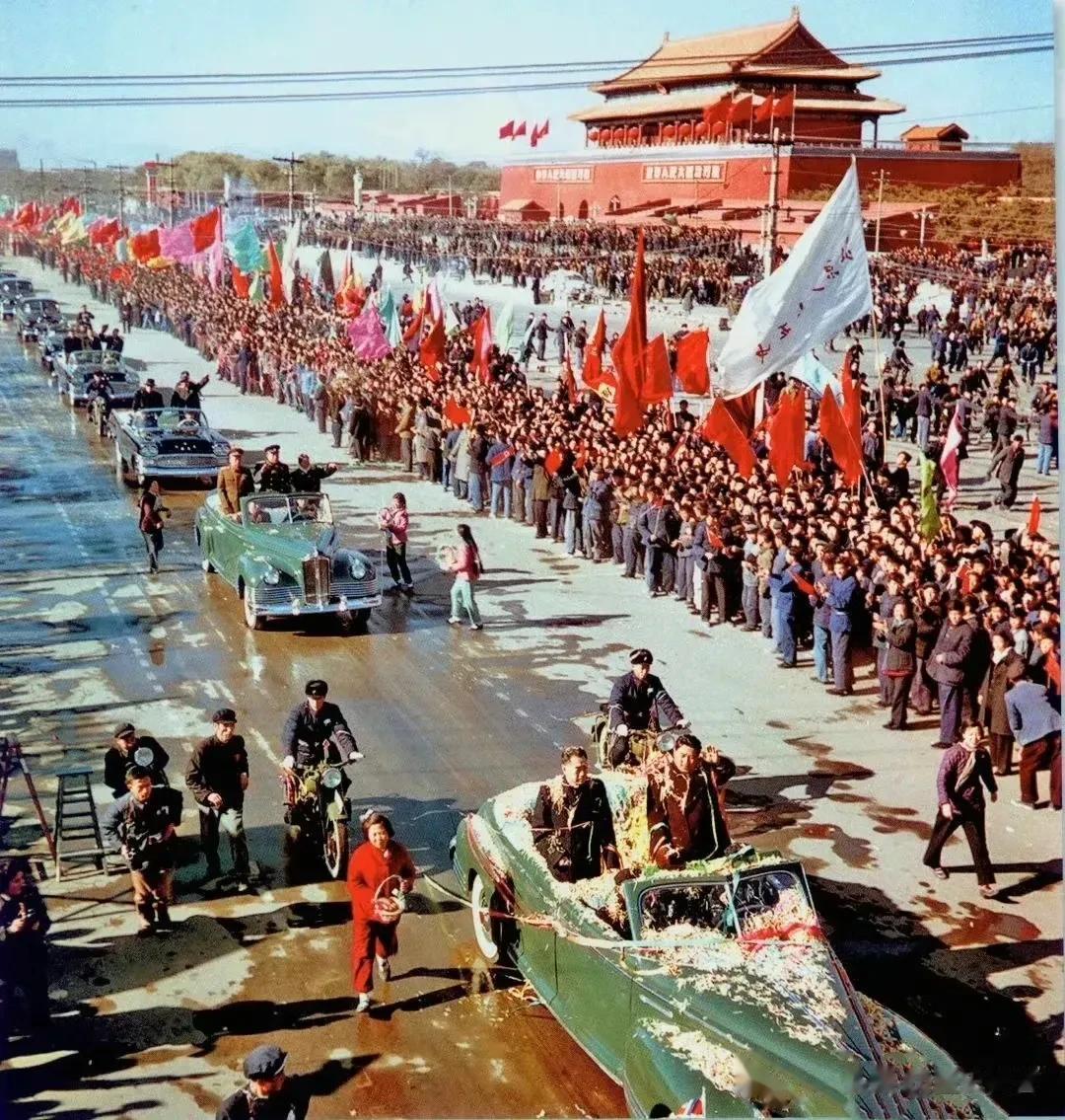 1958年，北京。金日成率代表团访问北京，周总理和金日成坐在敞篷车上，受到首都人