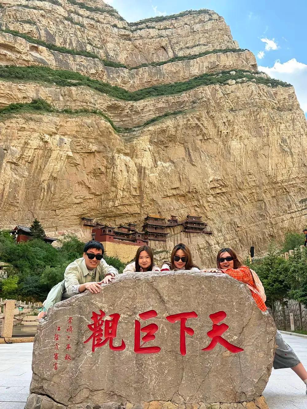 文笔挑战：国富山河壮。
请君执笔。

国富山河壮，
民丰乡镇强。
横批：国富民丰