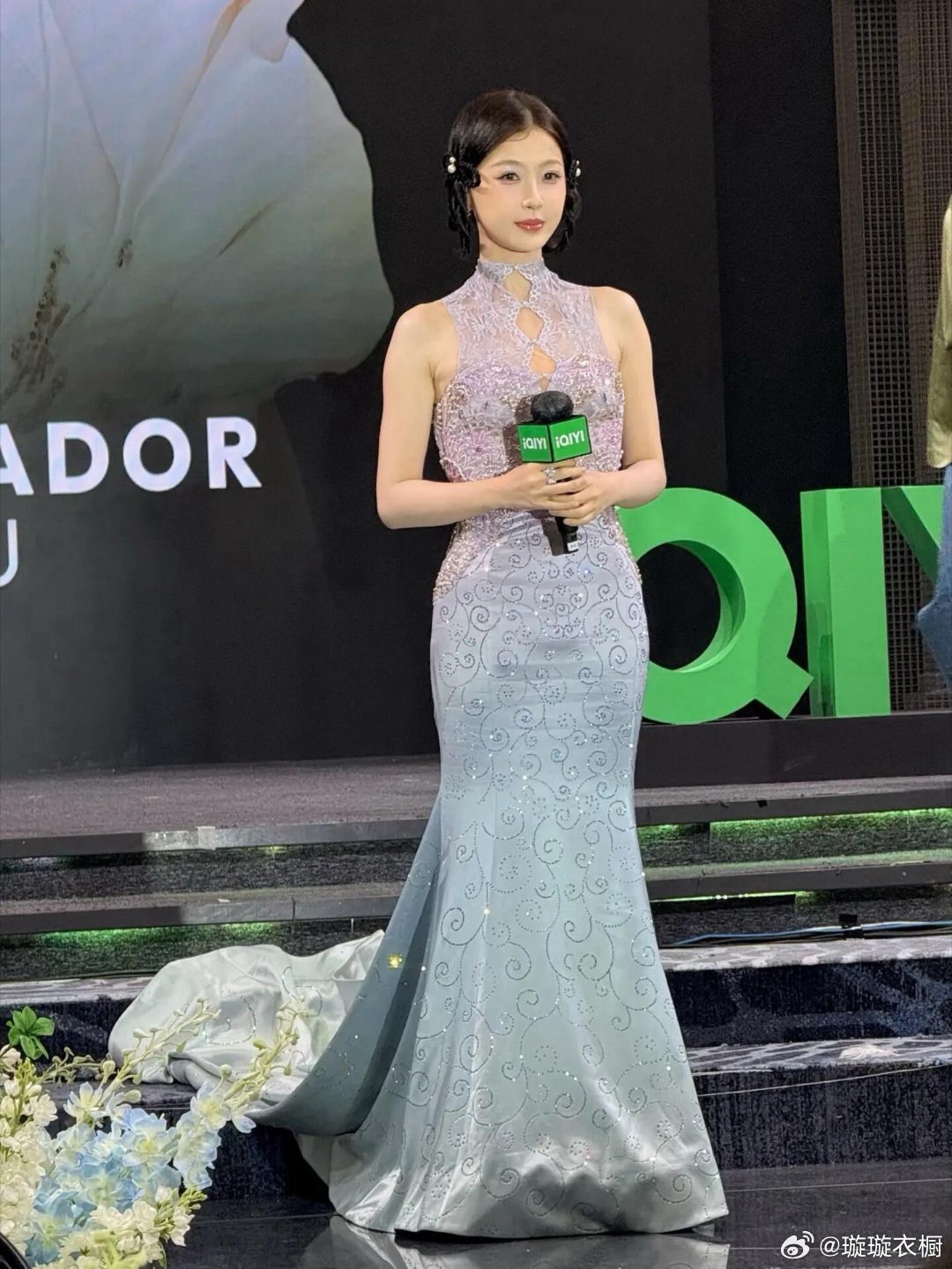 虞书欣工作室 审美不是挺好看的吗？发型娇俏俏皮，服装自带旗袍韵味，组合起来美萌美