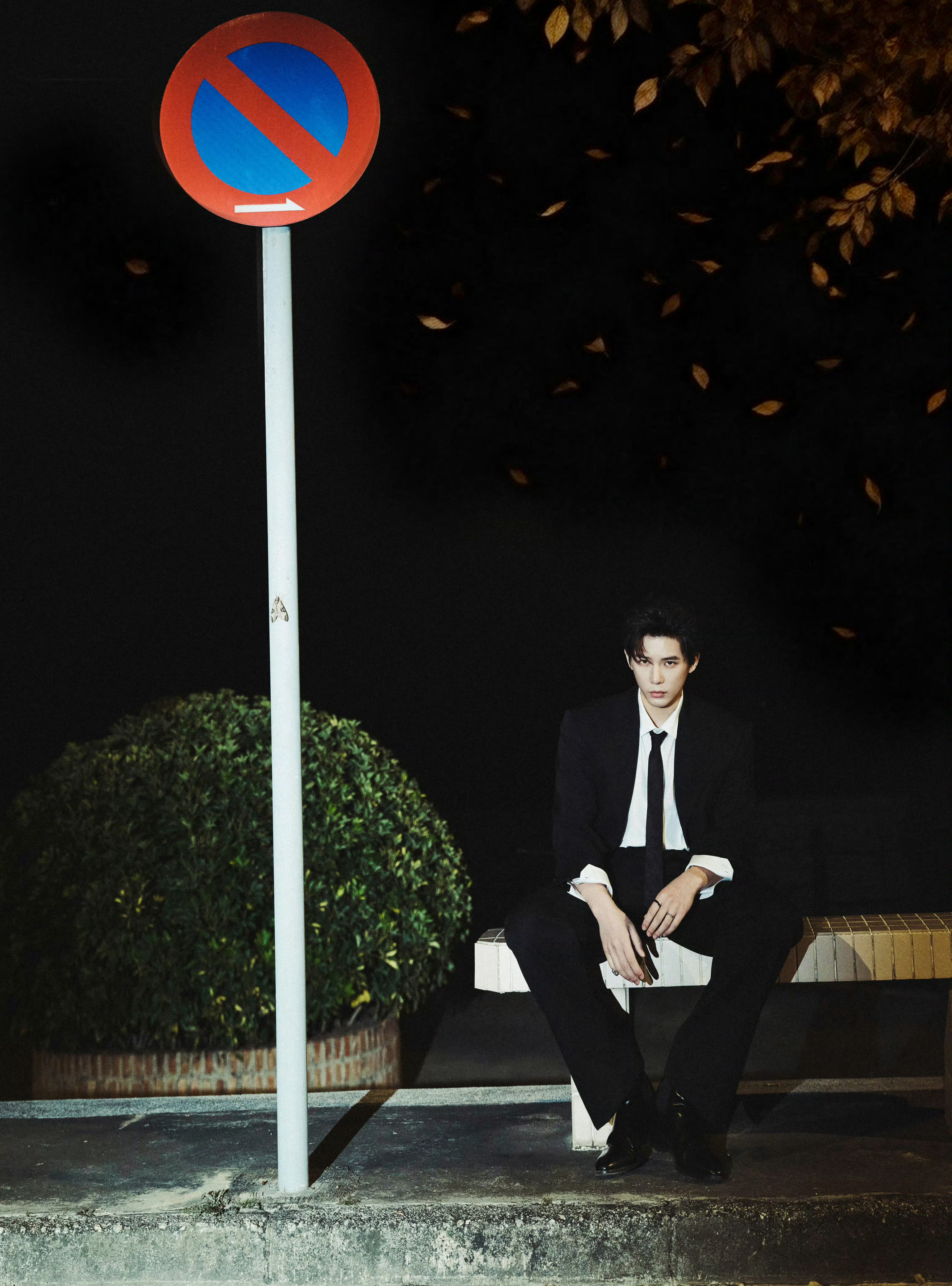 澳门夜幕下的王安宇是一种感觉王安宇澳门尖叫之夜营业照释出，夜幕下的西装革履，帅出