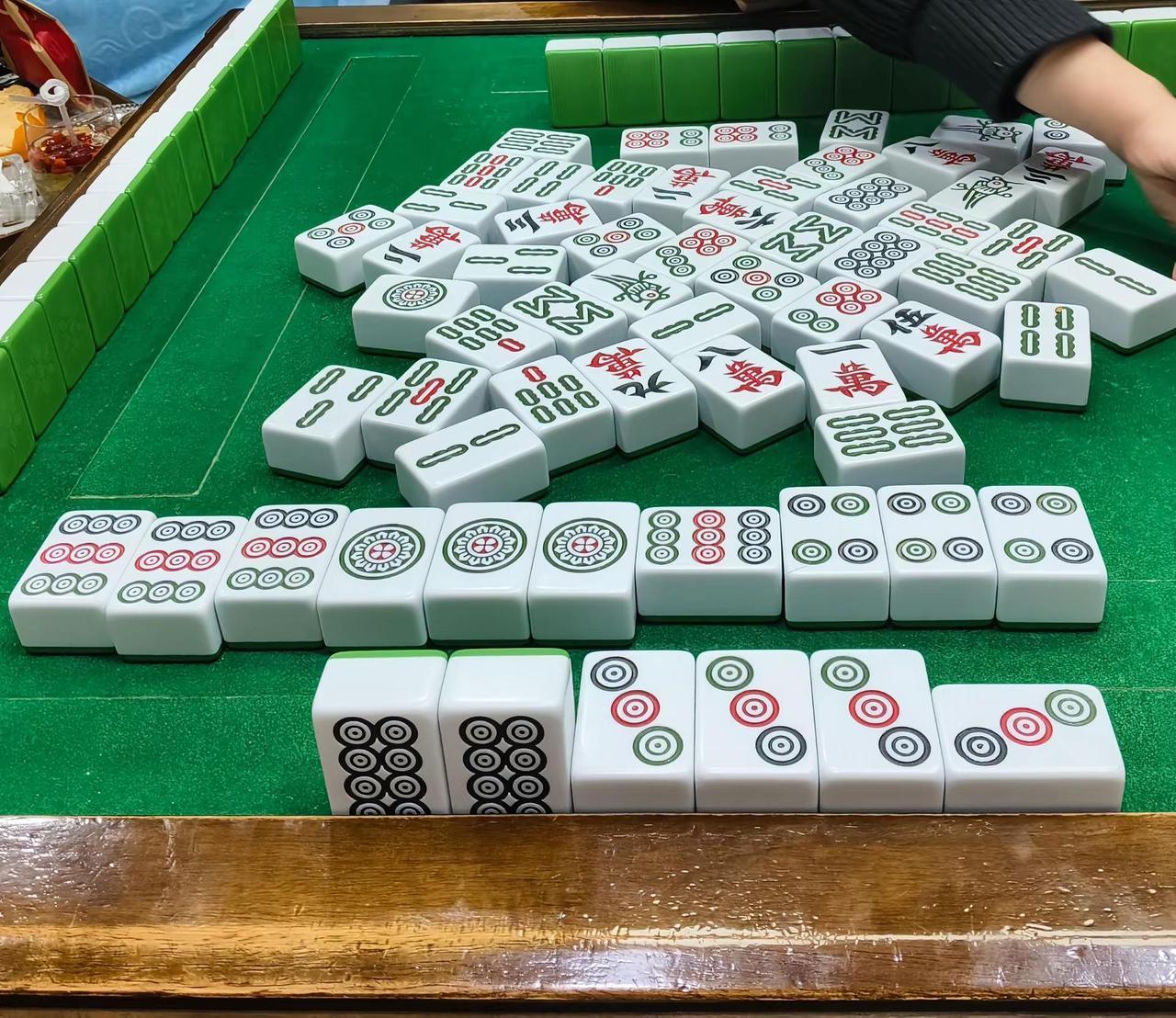 你问我为什么喜欢打麻将因为有消息的手机我买不到会报备的恋人我也遇不到小麻将解心宽