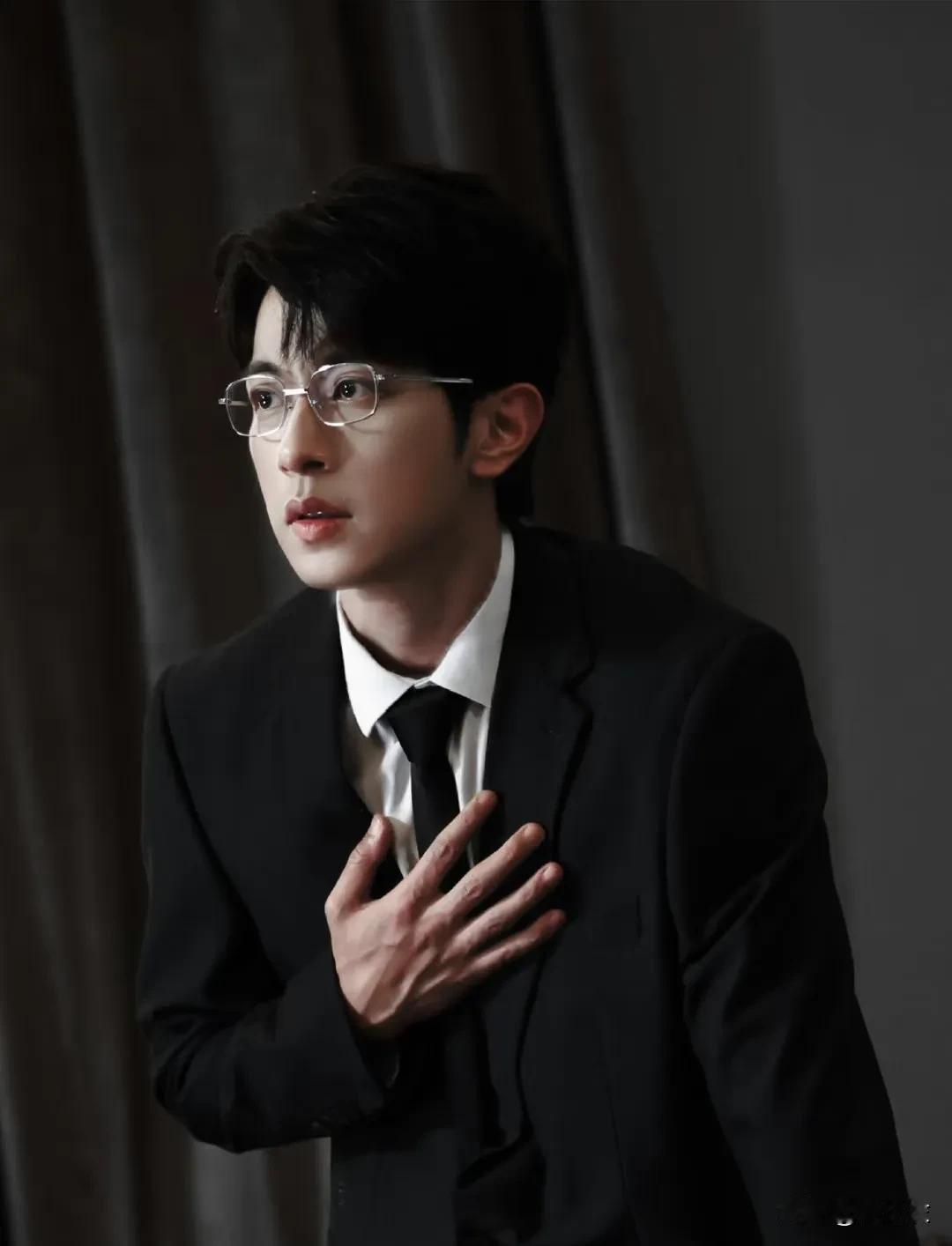 我也不觉得，我一直坚信，好的演员是用实力说话的，是会自己站到大众的面前的，就好像
