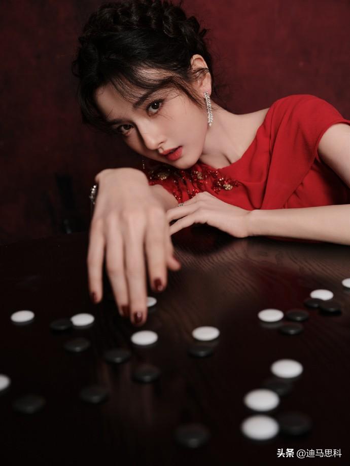 宋祖儿在星光大赏的那袭红丝绒露背裙，从后颈到腰际精准剪裁，用细缎带固定，勾勒出蝴