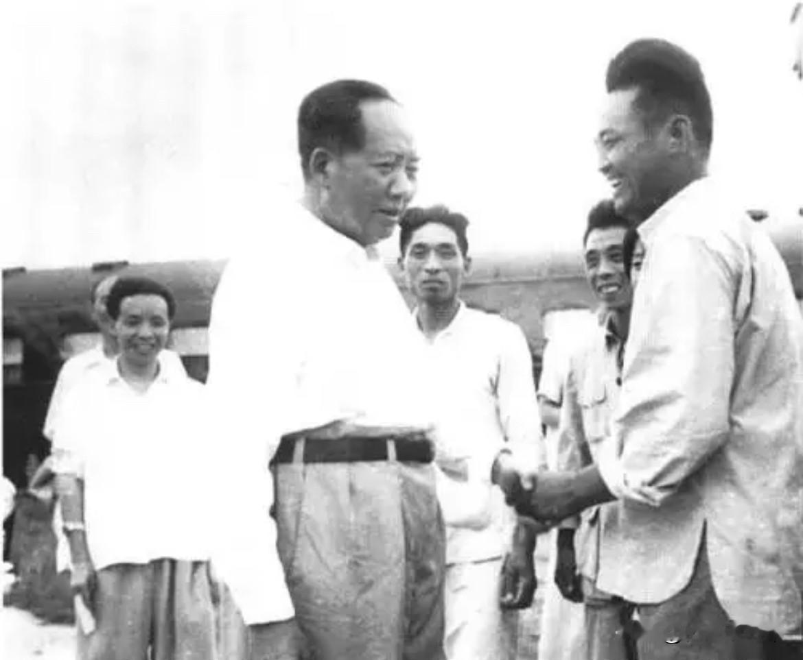 1958年8月，毛泽东主席在济南西郊接见聊城地区的全国劳动模范刘秀印的场景，左一