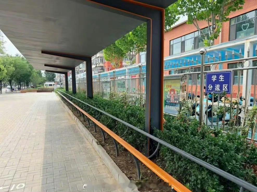 小学门口一根杆长椅被喊话全国推广北京顺义石园小学门口一根总长90米的橙色钢管横杆