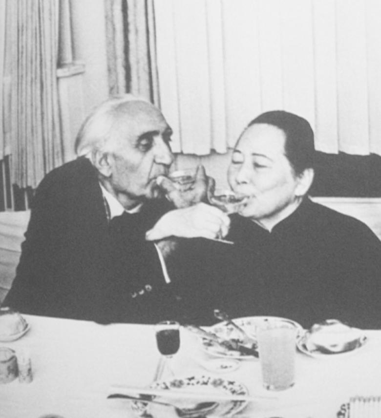 1979 年，86 岁宋庆龄在家中设宴，为相交半生的老友马海德庆祝 70 岁寿辰