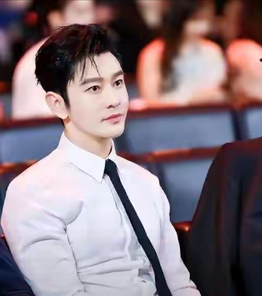 离婚4年人生分叉！黄晓明46岁考博夺榜首，前妻后台叙旧，差距太唏嘘离婚4年，黄晓