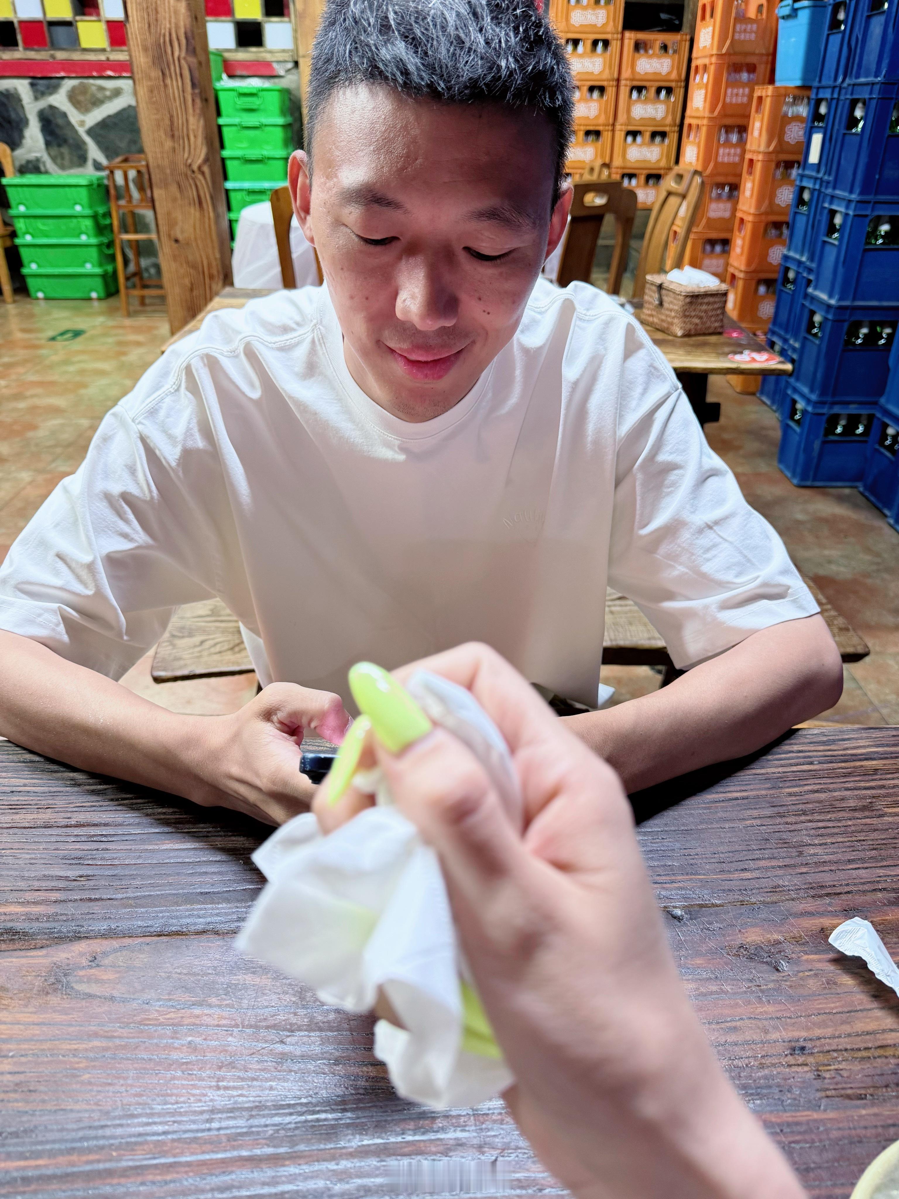 不行了兄弟们 山里风太大了！！！！吹的我找了一个饭店窜稀来了…岳哥顺道儿吃个饭