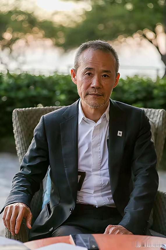 王石夫妇选择报案，反而输了舆论。身为争议多年的公众人物，王石本就该习惯各种声音。