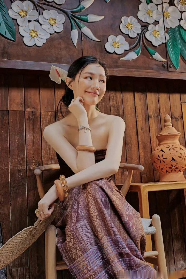 不舒服学渗透到金靖新综艺了美妆创作是艺术也是磨合，有人创作受挫，有人体验不适，不