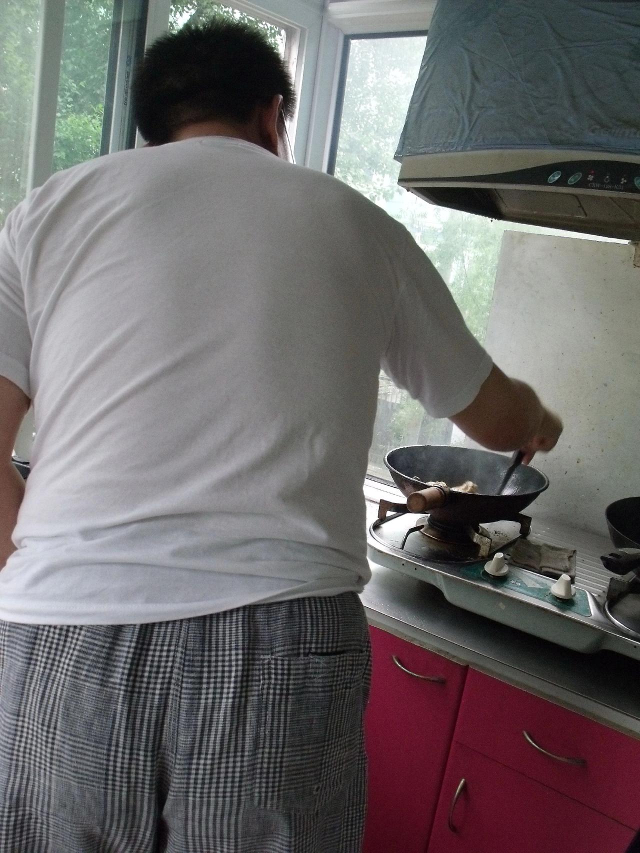 🔥铁勺与铁锅接吻，煸出满屋馋虫🦗。烟火气是生活的具象诗，翻炒间藏着三餐四季的