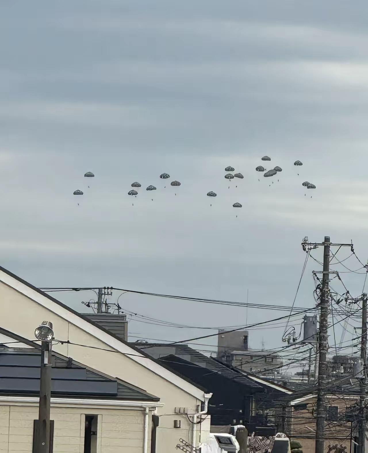 在日本千叶工作的华人拍的

日本自卫队在练习跳伞，运输机在居民区上空飞过，二十个