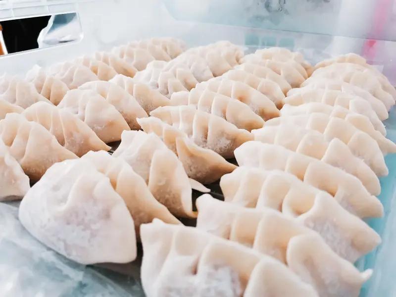 我一直以为饺子都是生着冻，
直到去朋友家吃饺子，被狠狠“打脸”。
当时我看到她正