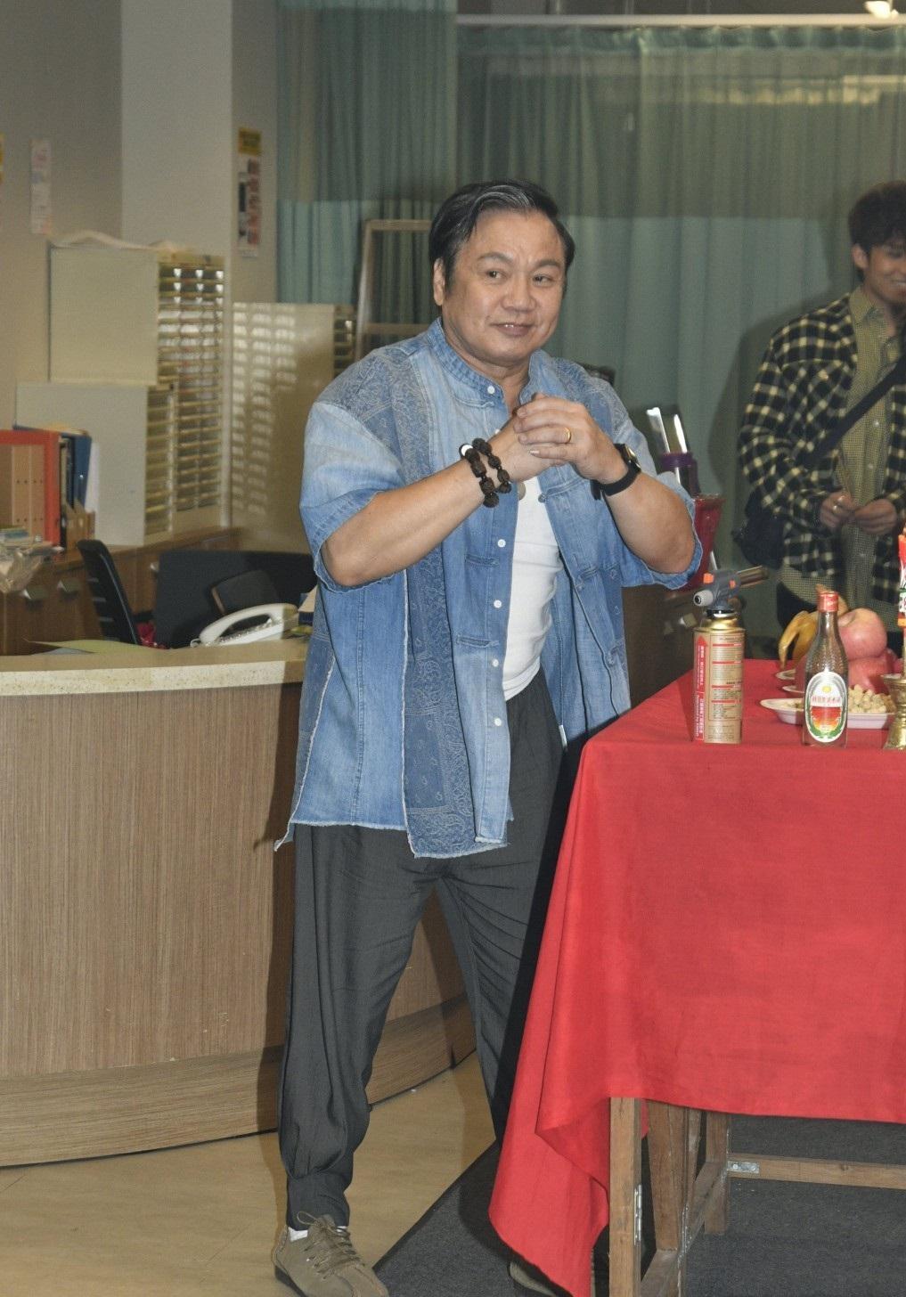 日前，73岁的香港演员罗莽原定出席电影《触电》宣传活动，却意外缺席。由于其手机号