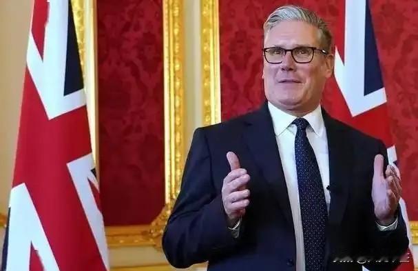 据俄罗斯卫星通讯社12月3日最新报道，英国首相斯塔默喊出了对华“更亲商”的口号，