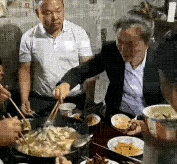 支持老公的做法，
一起吃火锅好几个人，
妻子拿筷子满锅乱搅，
还让别人咋吃呀！
