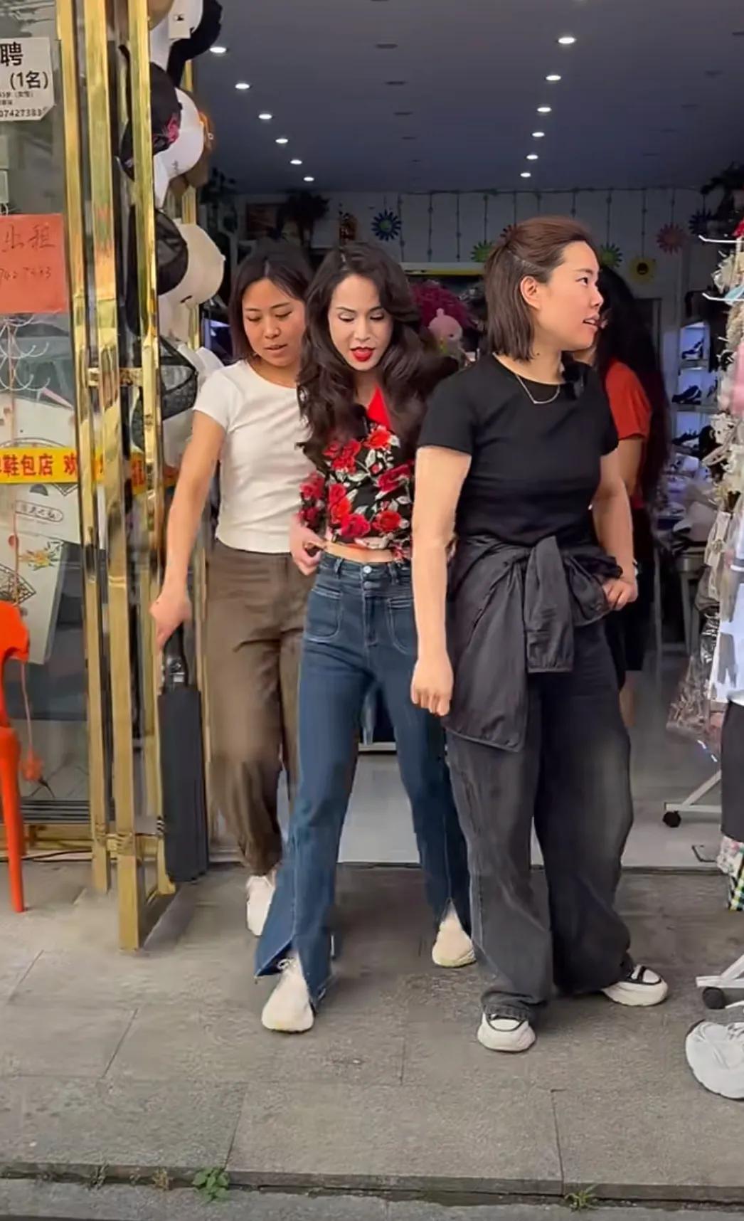 长沙偶遇姑姑李若彤
她这个造型好有港风女神的感觉呀
完全看不出来她都58岁了
这