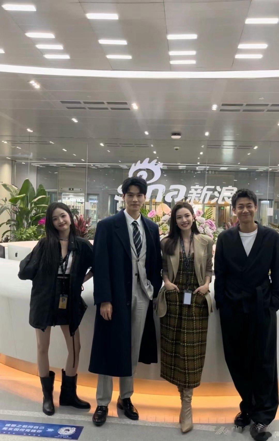 龚俊和钟楚曦居然这么好看，这心里扫楼，新浪员工真巴适啊 ​​​