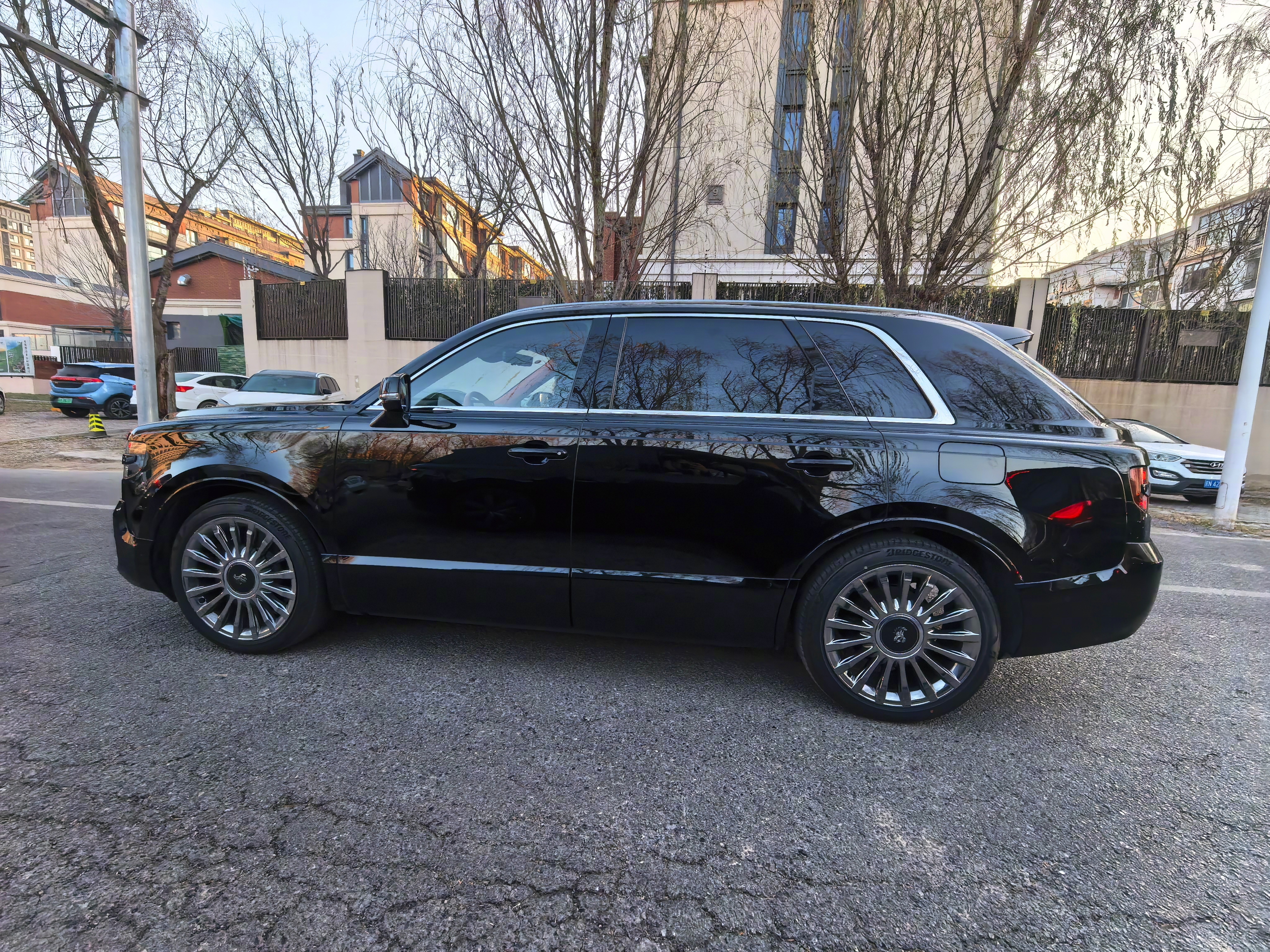 我去！这太狠了，第一次在街上看到活的丰田世纪！这是真大佬。 