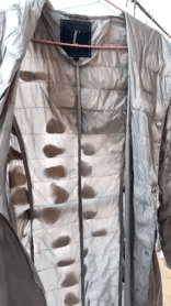 羽绒服真的不能洗，一下水里面的羽绒就变成这样，穿了也不会暖和。