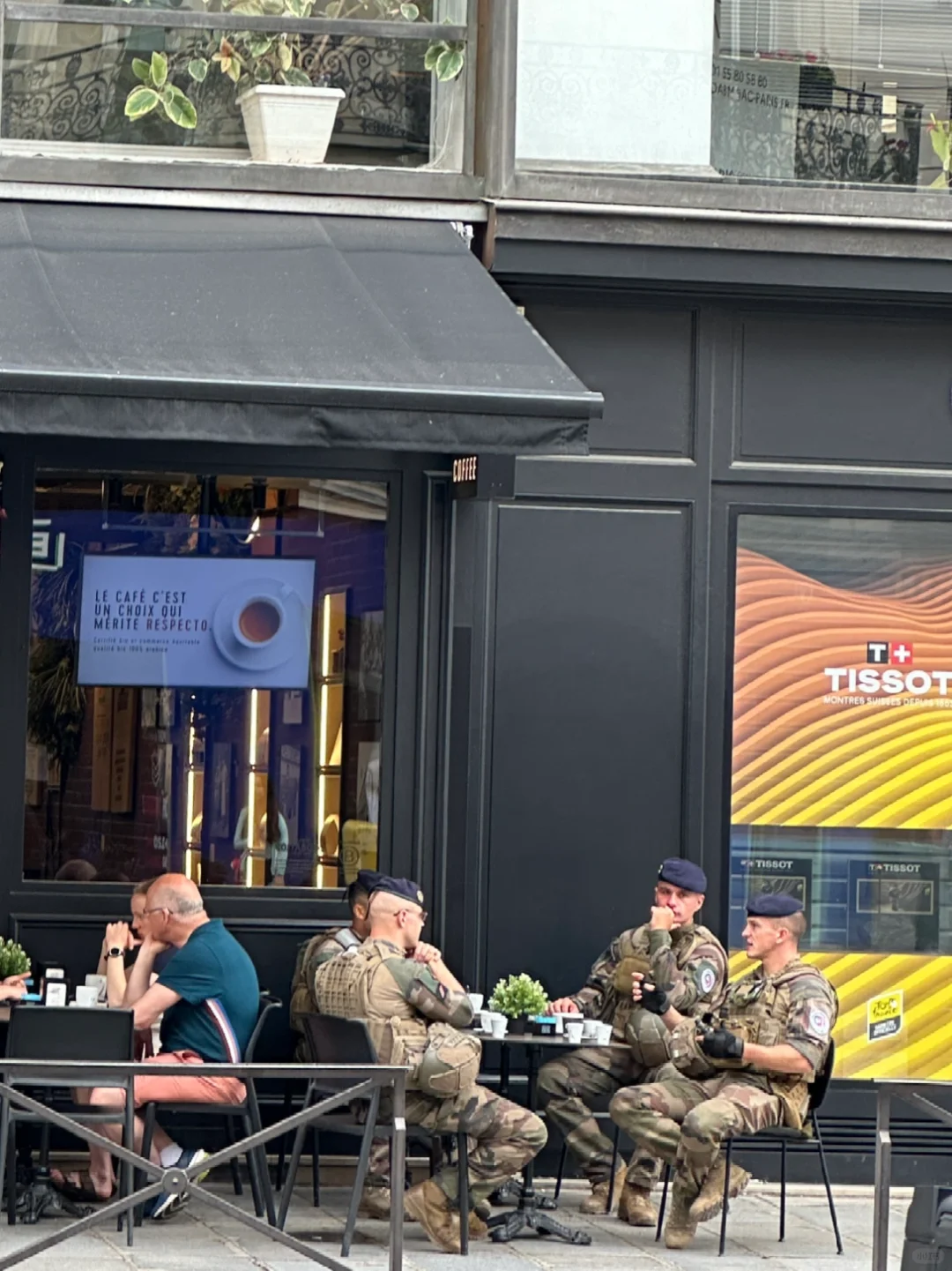 全副武装且“松弛”的巴黎街头