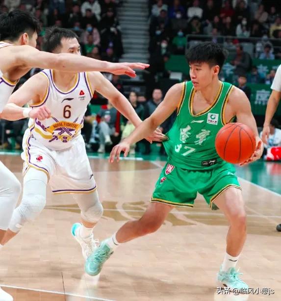 辽宁队这比赛挺让人琢磨的。辽宁对阵深圳和山西，都没见李虎翼上场，关键他还没受伤，