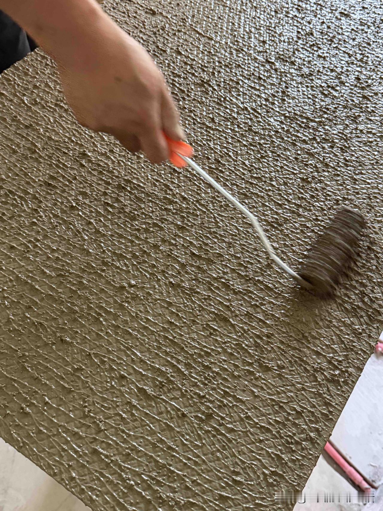 瓷砖拉毛施工，现在的装修谁能让业主产生焦虑，谁就能从中牟利，我还差的远，得继续深