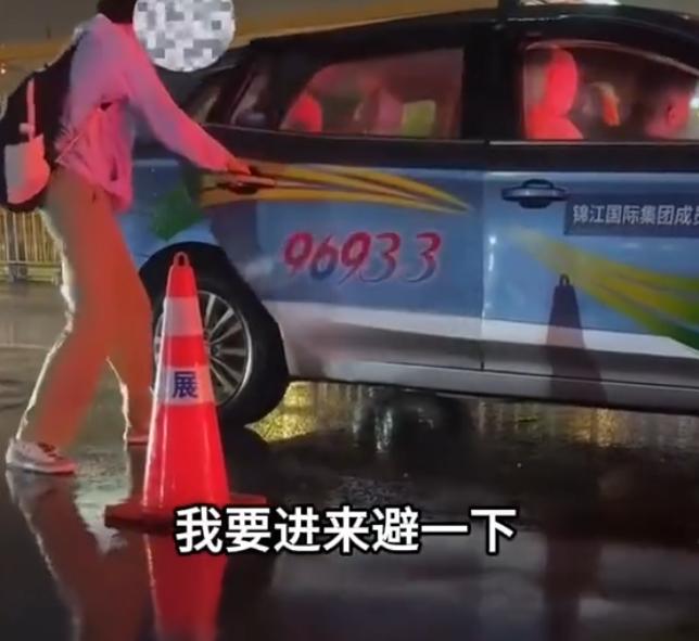 这不是巨婴吗？近日，上海，一女子雨天强行进入出租车内躲雨，司机解释他正在等人，不