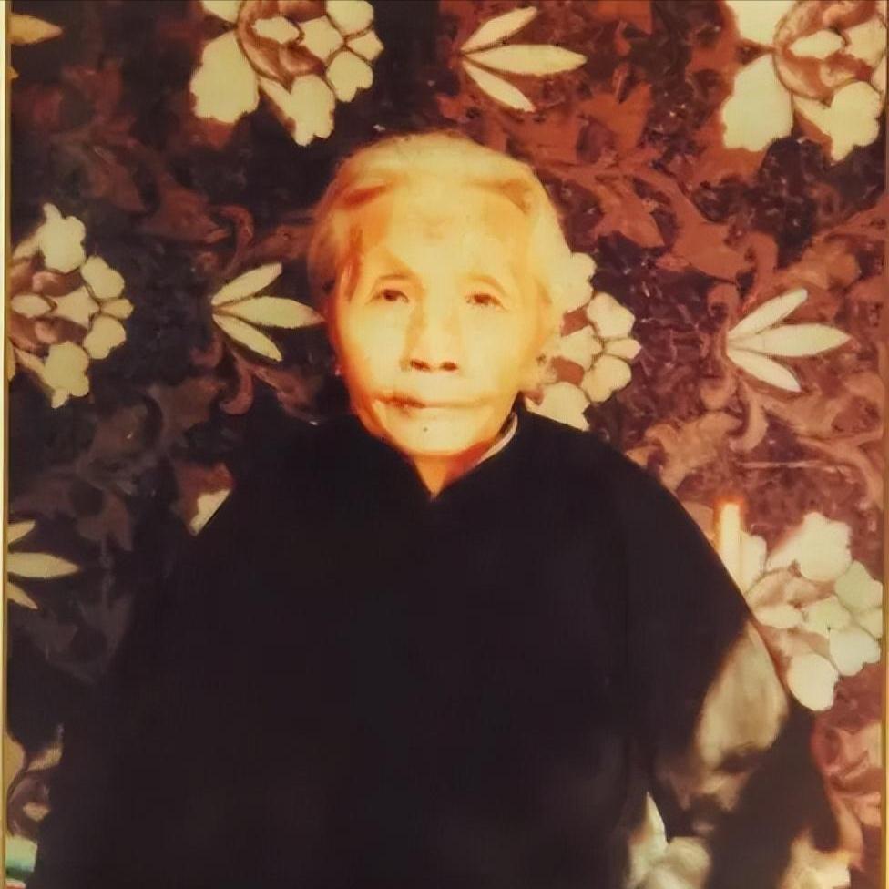 1992年冬天，几天未进食的88岁的老人永远合上了双眼，之后，老人遗体出现了令人