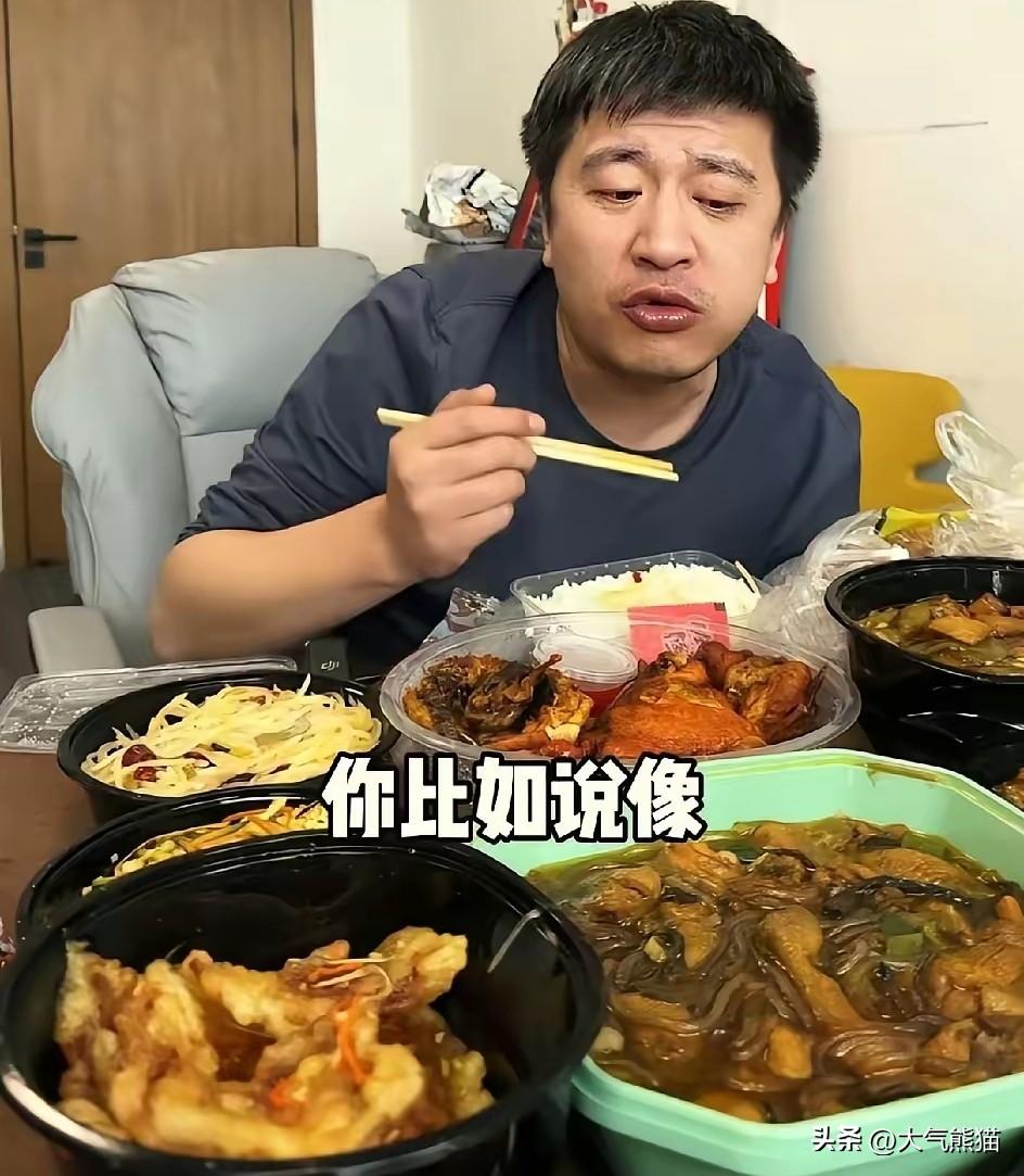 有网友爆出了张雪峰吃午饭的画面，一眼看出这几个菜都是外卖，锅包肉，小鸡儿炖蘑菇，