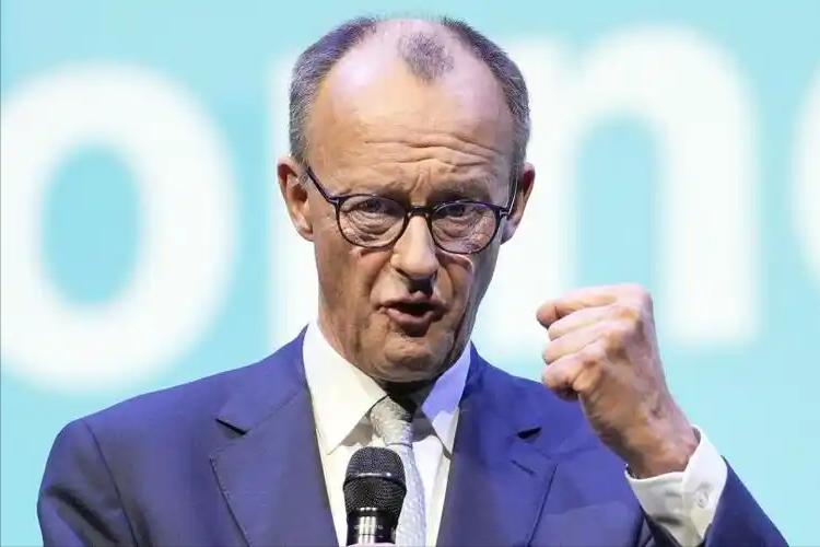 德国算盘打的是真精！中国刚对日本进行反制，德国总理动身访华当天，默茨卡点与高市早