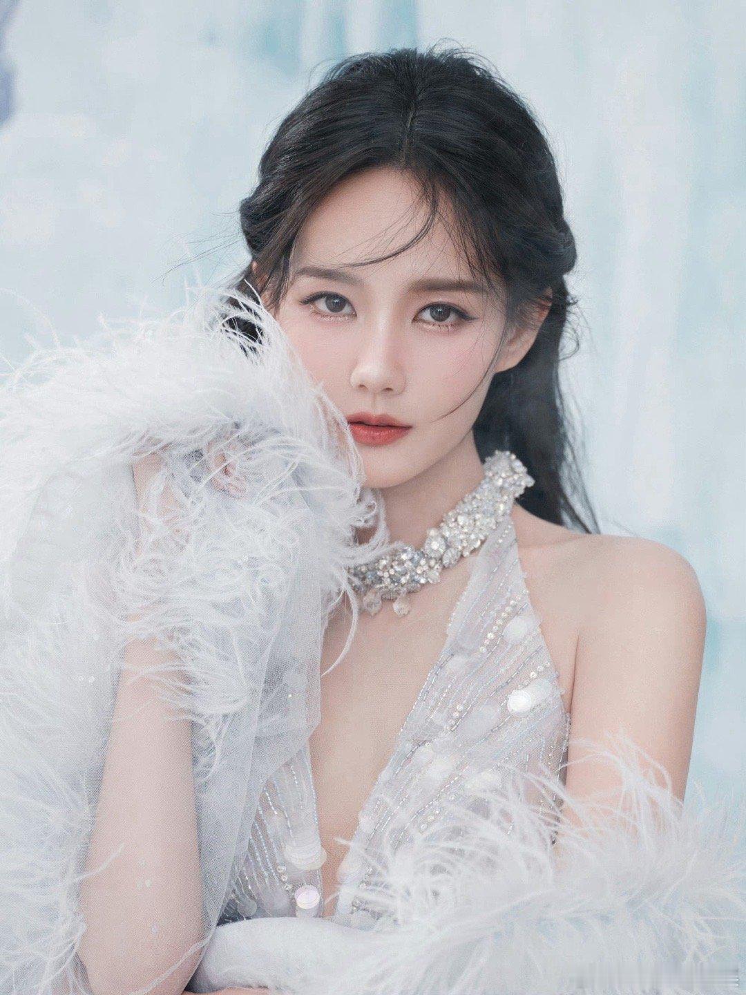 白鹿和李一桐哪里像啊....感觉李一桐更精致一点[并不简单] ​​​
