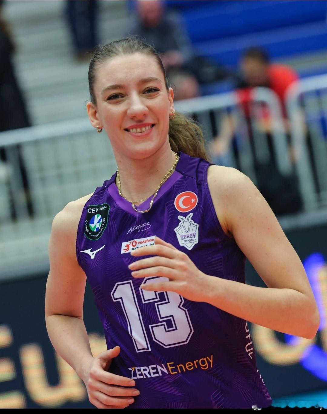 【转会动态】29岁的土耳其副攻埃尔库尔被曝新赛季加盟泽仁体育。女排国际排坛动态