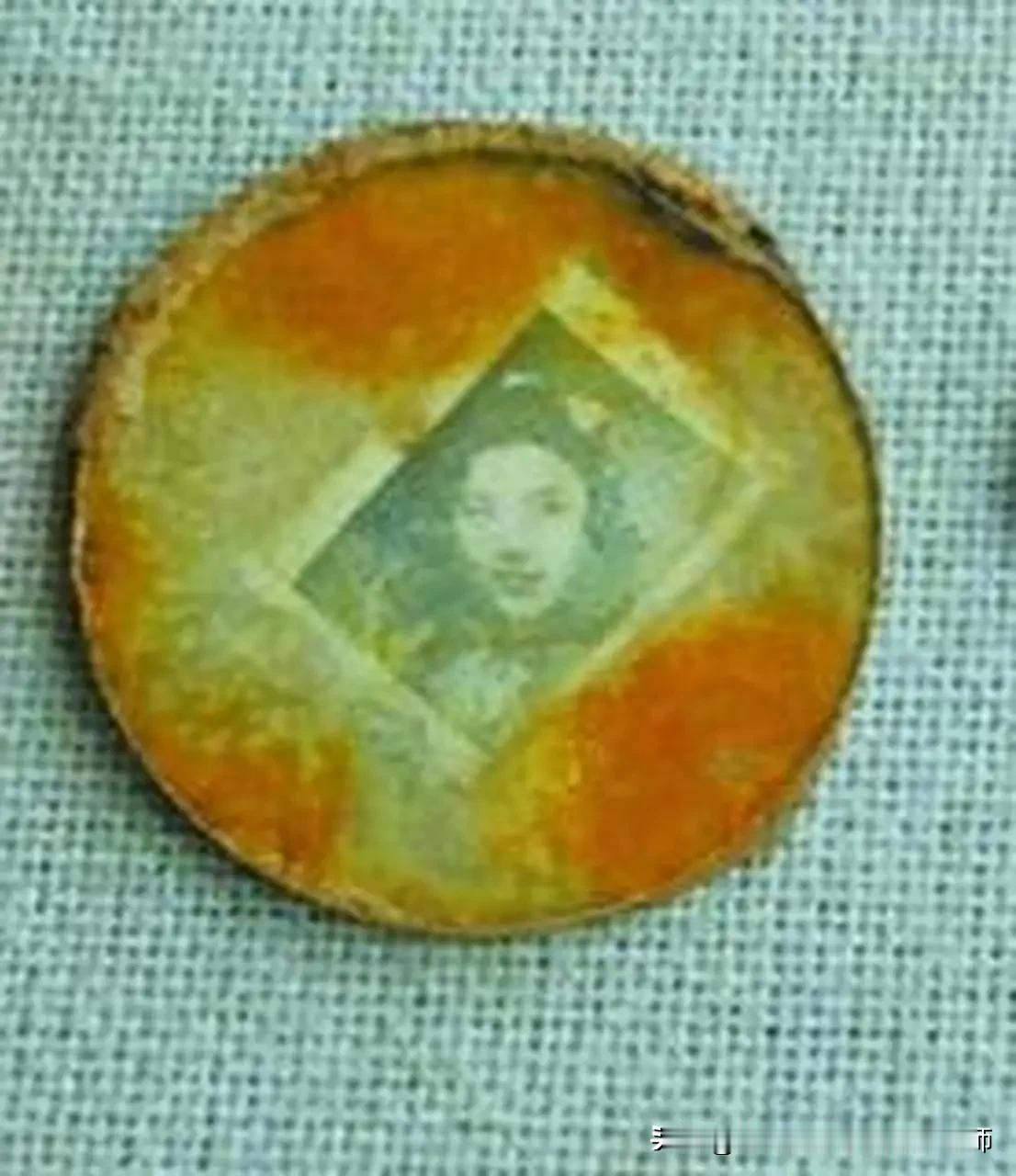 她叫张玉珍，美丽的容颜定格在小铜镜的背面，终生未嫁。年轻时她是岭南大学的学生，去